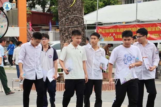 Kỳ thi Tốt nghiệp THPT Quốc gia năm 2026 trên địa bàn xã Hoài Đức diễn ra nghiêm túc, an toàn- Ảnh 6.