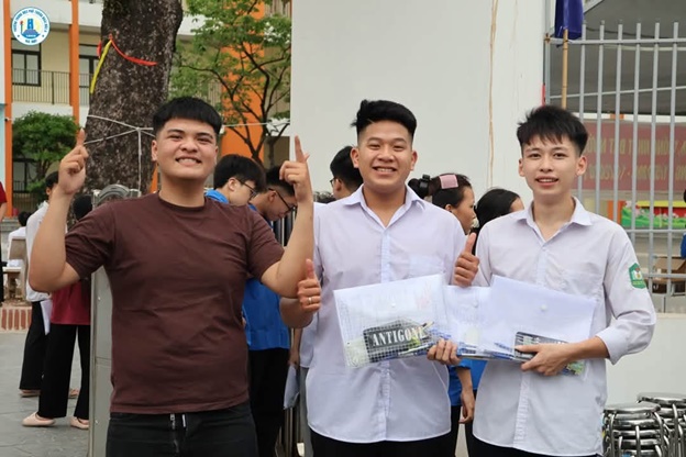 Kỳ thi Tốt nghiệp THPT Quốc gia năm 2026 trên địa bàn xã Hoài Đức diễn ra nghiêm túc, an toàn- Ảnh 5.