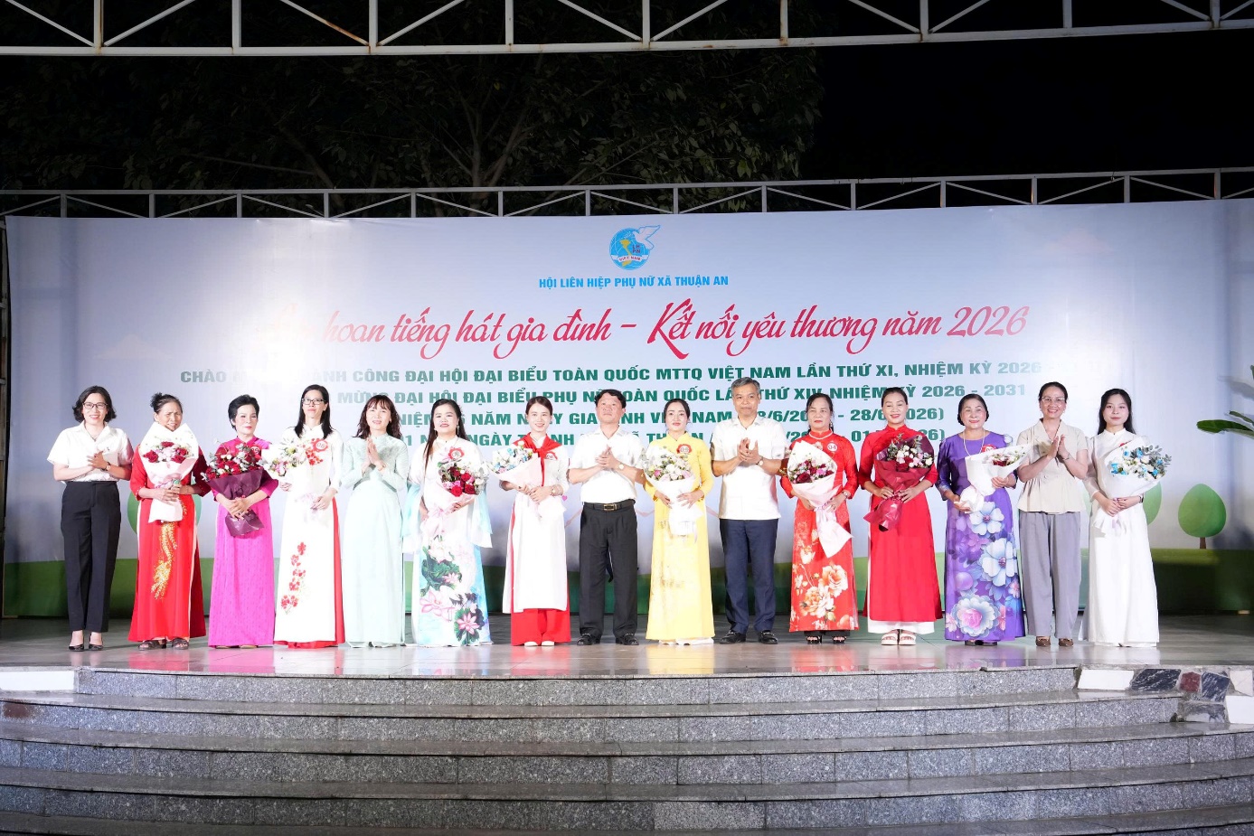 Ấn tượng Liên hoan Tiếng hát Gia đình - Kết nối yêu thương năm 2026 xã Thuận An- Ảnh 1.