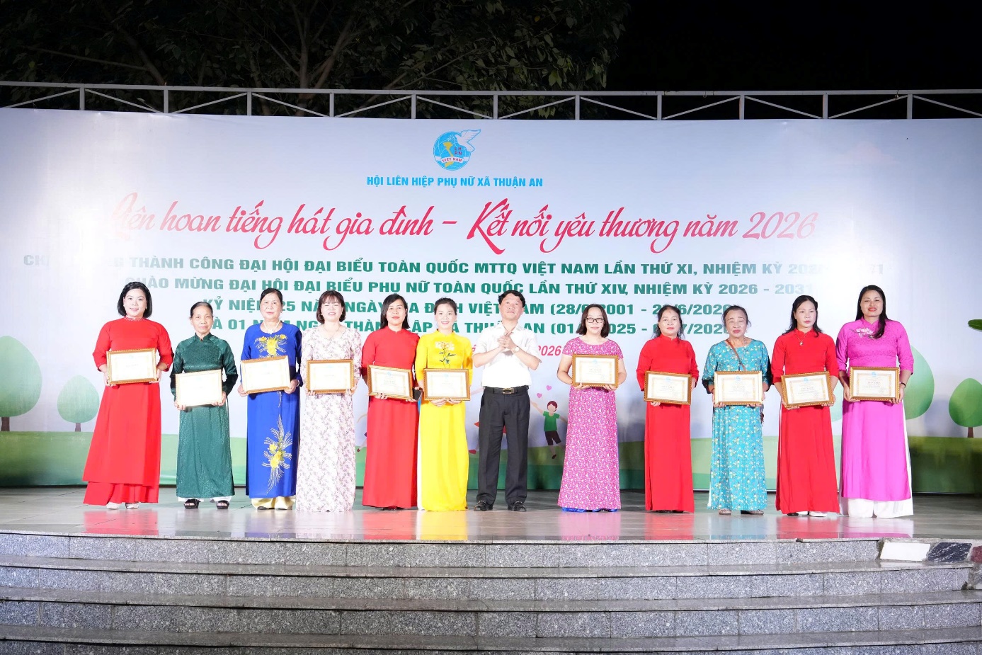 Ấn tượng Liên hoan Tiếng hát Gia đình - Kết nối yêu thương năm 2026 xã Thuận An- Ảnh 3.