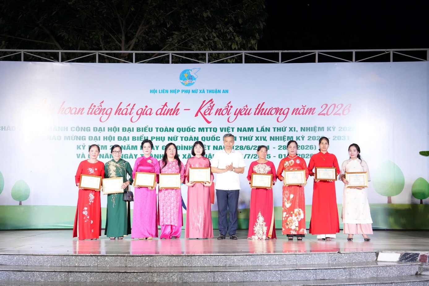 Ấn tượng Liên hoan Tiếng hát Gia đình - Kết nối yêu thương năm 2026 xã Thuận An- Ảnh 4.