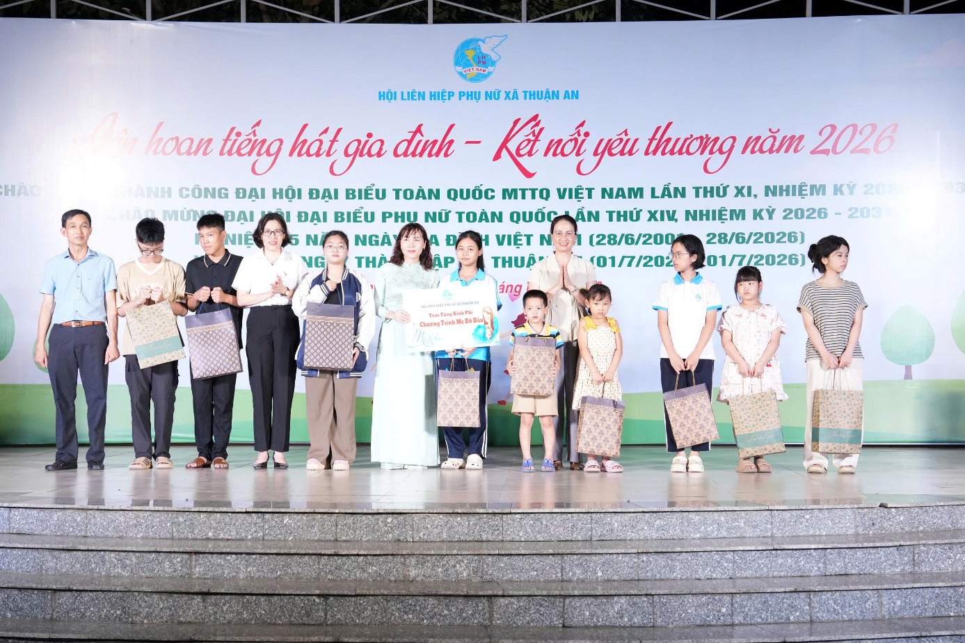 Ấn tượng Liên hoan Tiếng hát Gia đình - Kết nối yêu thương năm 2026 xã Thuận An- Ảnh 6.