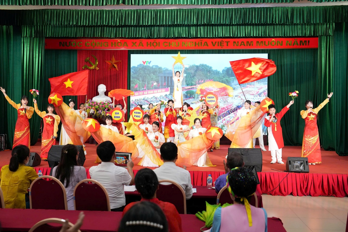 Ấn tượng Liên hoan Tiếng hát Gia đình - Kết nối yêu thương năm 2026 xã Thuận An- Ảnh 7.