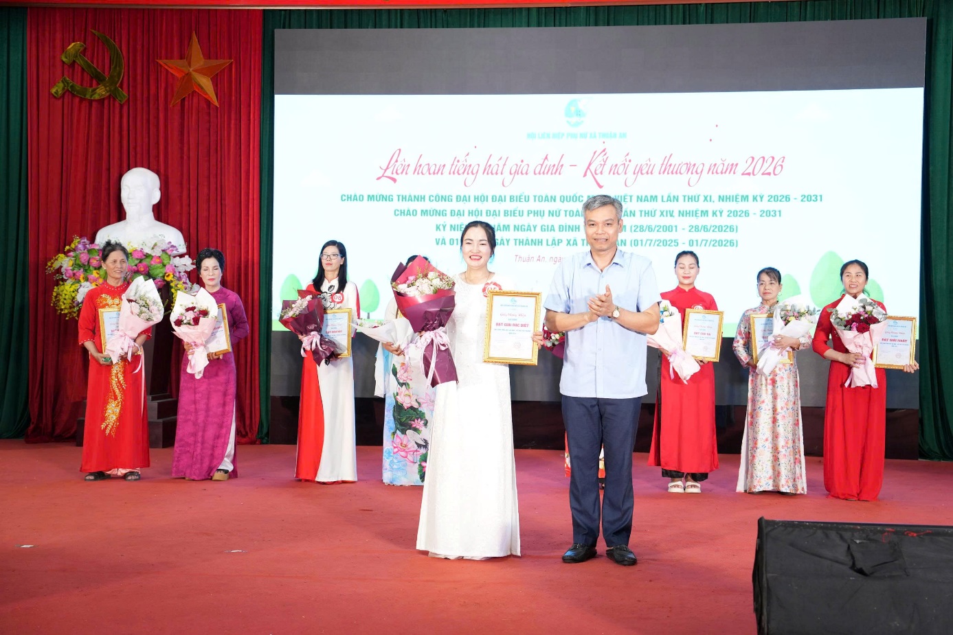 Ấn tượng Liên hoan Tiếng hát Gia đình - Kết nối yêu thương năm 2026 xã Thuận An- Ảnh 8.