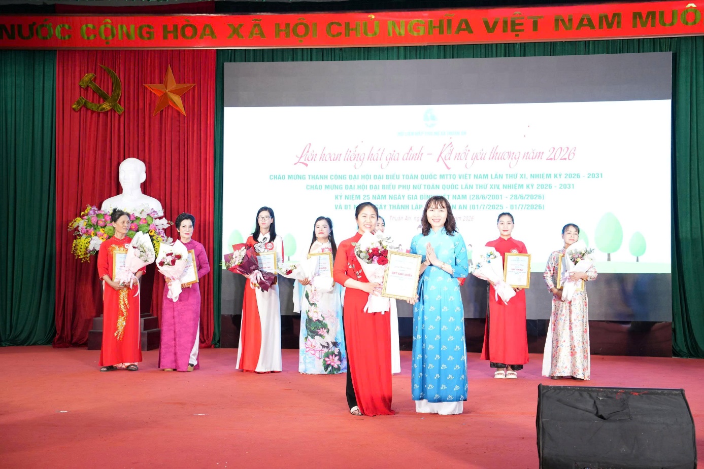 Ấn tượng Liên hoan Tiếng hát Gia đình - Kết nối yêu thương năm 2026 xã Thuận An- Ảnh 9.