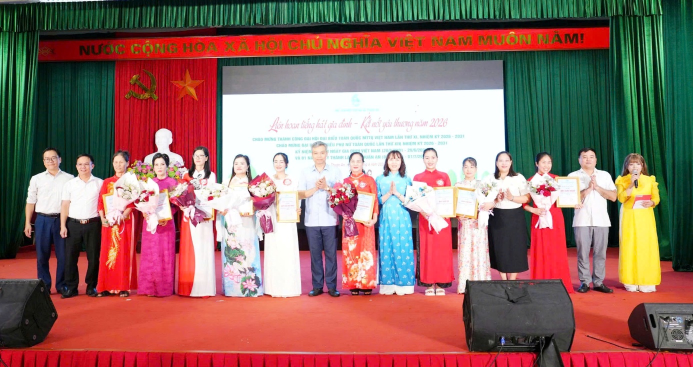 Ấn tượng Liên hoan Tiếng hát Gia đình - Kết nối yêu thương năm 2026 xã Thuận An- Ảnh 13.