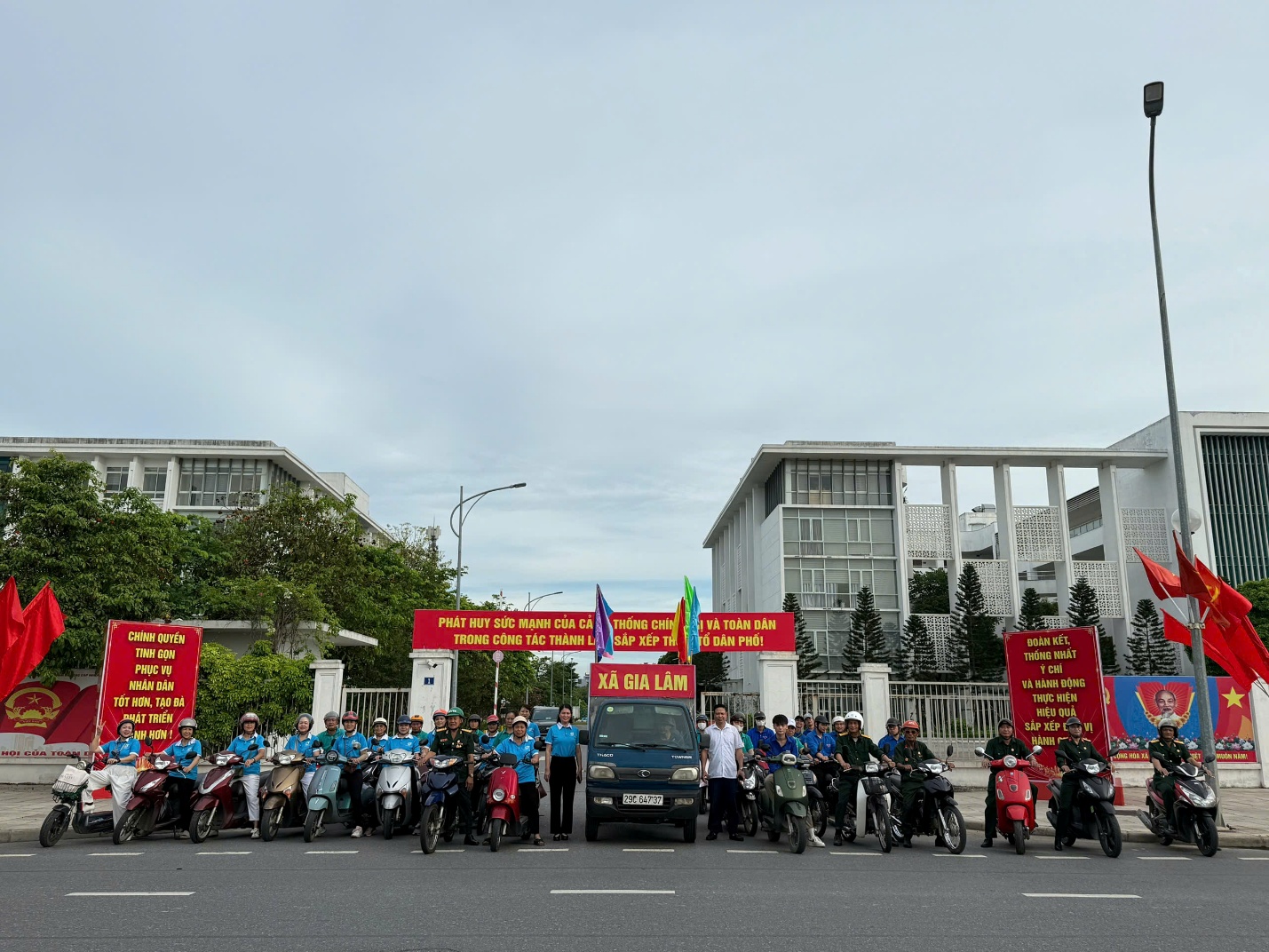 Xã Gia Lâm ra quân tuyên truyền lưu động về Đề án thành lập, sắp xếp thôn, tổ dân phố trên địa bàn- Ảnh 1.