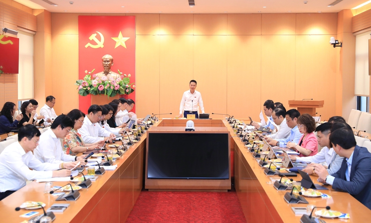 Đại biểu thảo luận tại tổ về các nhóm dự thảo nghị quyết về lĩnh vực kinh tế - ngân sách, văn hóa - xã hội- Ảnh 1.