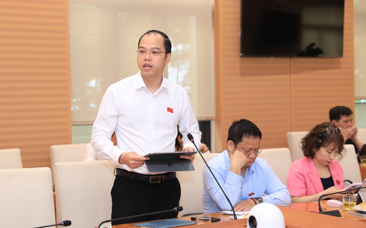 Đại biểu thảo luận tại tổ về các nhóm dự thảo nghị quyết về lĩnh vực kinh tế - ngân sách, văn hóa - xã hội- Ảnh 2.
