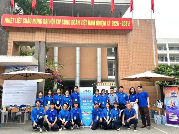 Gần 100 lượt Đoàn viên thanh niên Tương Mai ra quân tiếp sức sĩ tử trong ngày thi chính thức đầu tiên- Ảnh 3.