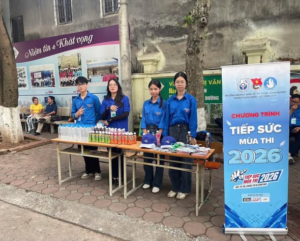 Gần 100 lượt Đoàn viên thanh niên Tương Mai ra quân tiếp sức sĩ tử trong ngày thi chính thức đầu tiên- Ảnh 2.