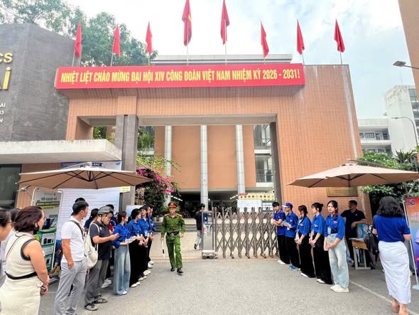 Gần 100 lượt Đoàn viên thanh niên Tương Mai ra quân tiếp sức sĩ tử trong ngày thi chính thức đầu tiên- Ảnh 1.