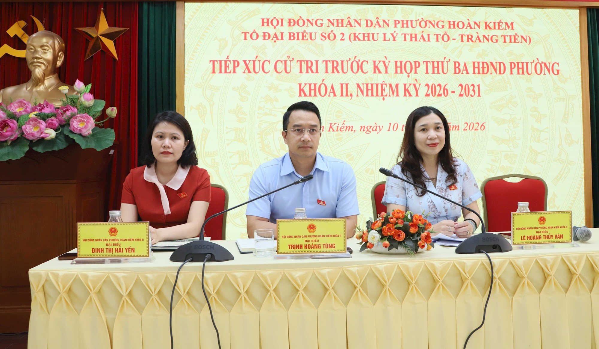 Đại biểu HĐND phường Hoàn Kiếm tiếp xúc cử tri trước Kỳ họp thường lệ giữa năm 2026- Ảnh 1.