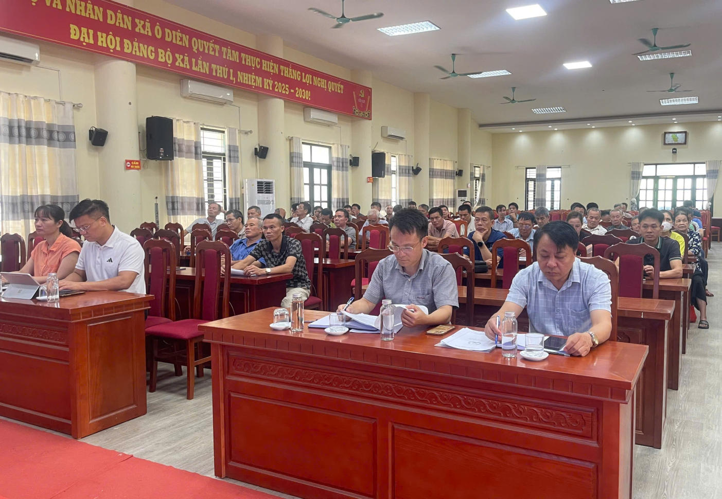 UBND xã tổ chức Hội nghị tuyên truyền các chính sách của Nhà nước và tiếp nhận ý kiến của nhân dân liên quan đến công tác bồi thường, hỗ trợ, tái định cư khi Nhà nước thu hồi đất để thực hiện Dự án trên địa bàn xã.- Ảnh 1.