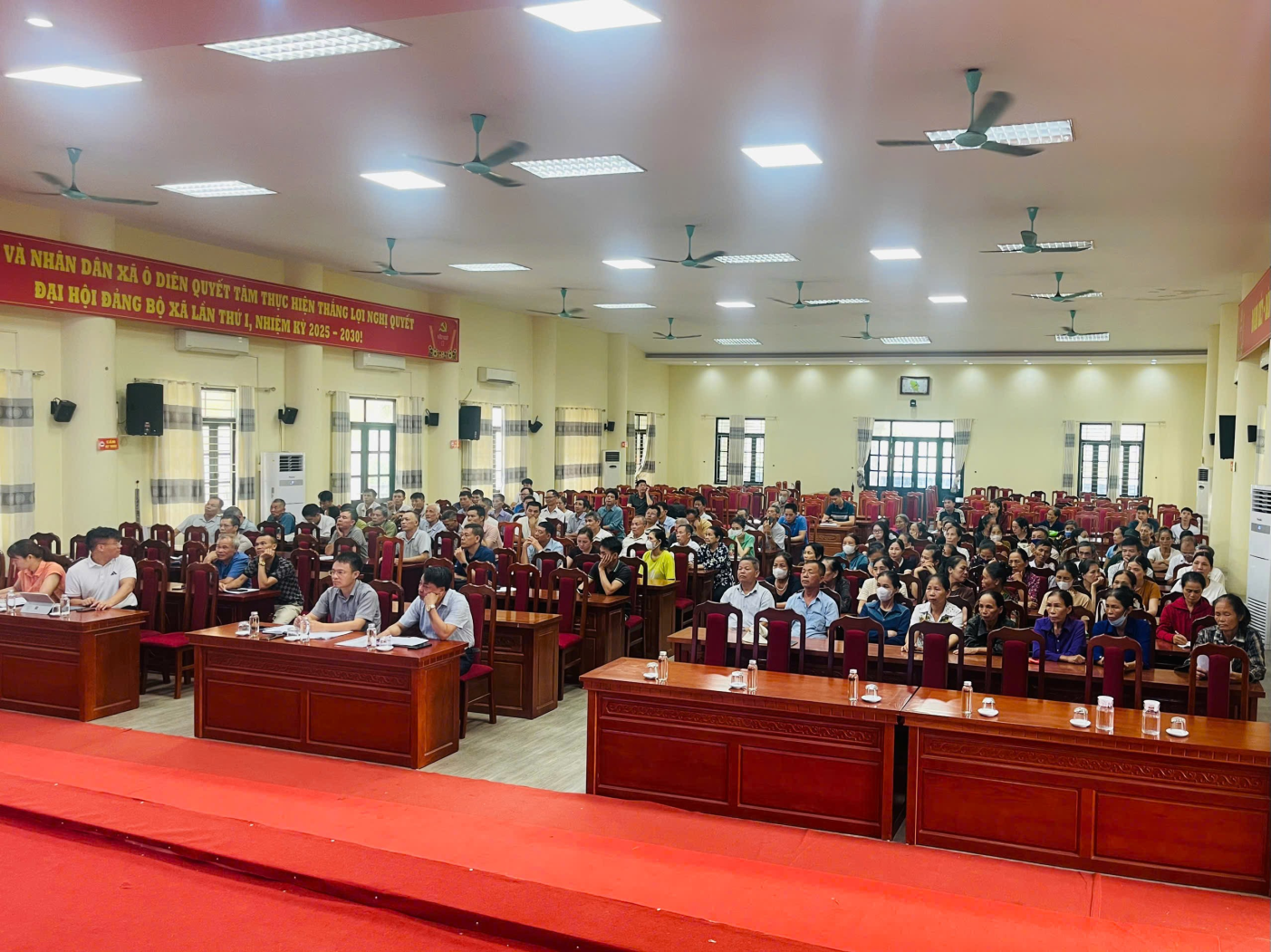 UBND xã tổ chức Hội nghị tuyên truyền các chính sách của Nhà nước và tiếp nhận ý kiến của nhân dân liên quan đến công tác bồi thường, hỗ trợ, tái định cư khi Nhà nước thu hồi đất để thực hiện Dự án trên địa bàn xã.- Ảnh 2.