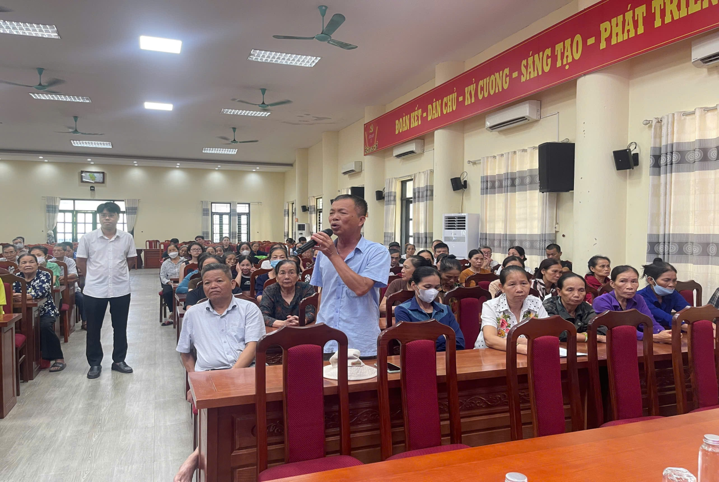 UBND xã tổ chức Hội nghị tuyên truyền các chính sách của Nhà nước và tiếp nhận ý kiến của nhân dân liên quan đến công tác bồi thường, hỗ trợ, tái định cư khi Nhà nước thu hồi đất để thực hiện Dự án trên địa bàn xã.- Ảnh 3.