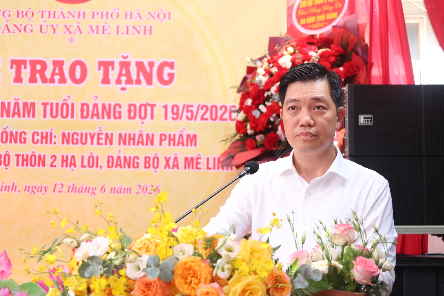 Đảng ủy xã Mê Linh trao tặng Huy hiệu 80 năm tuổi Đảng tại nhà riêng cho đảng viên Nguyễn Nhân Phẩm- Ảnh 1.