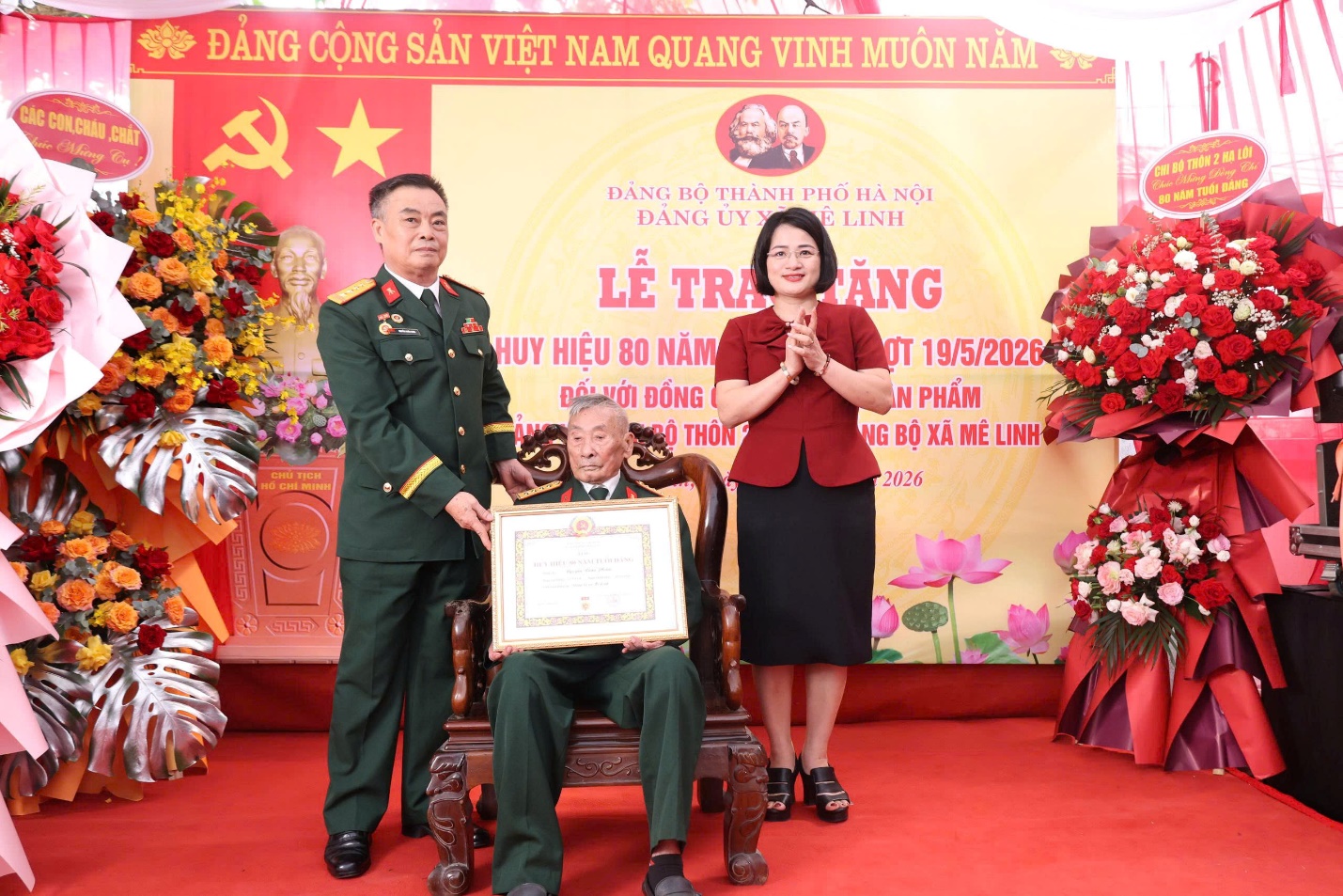 Đảng ủy xã Mê Linh trao tặng Huy hiệu 80 năm tuổi Đảng tại nhà riêng cho đảng viên Nguyễn Nhân Phẩm- Ảnh 2.