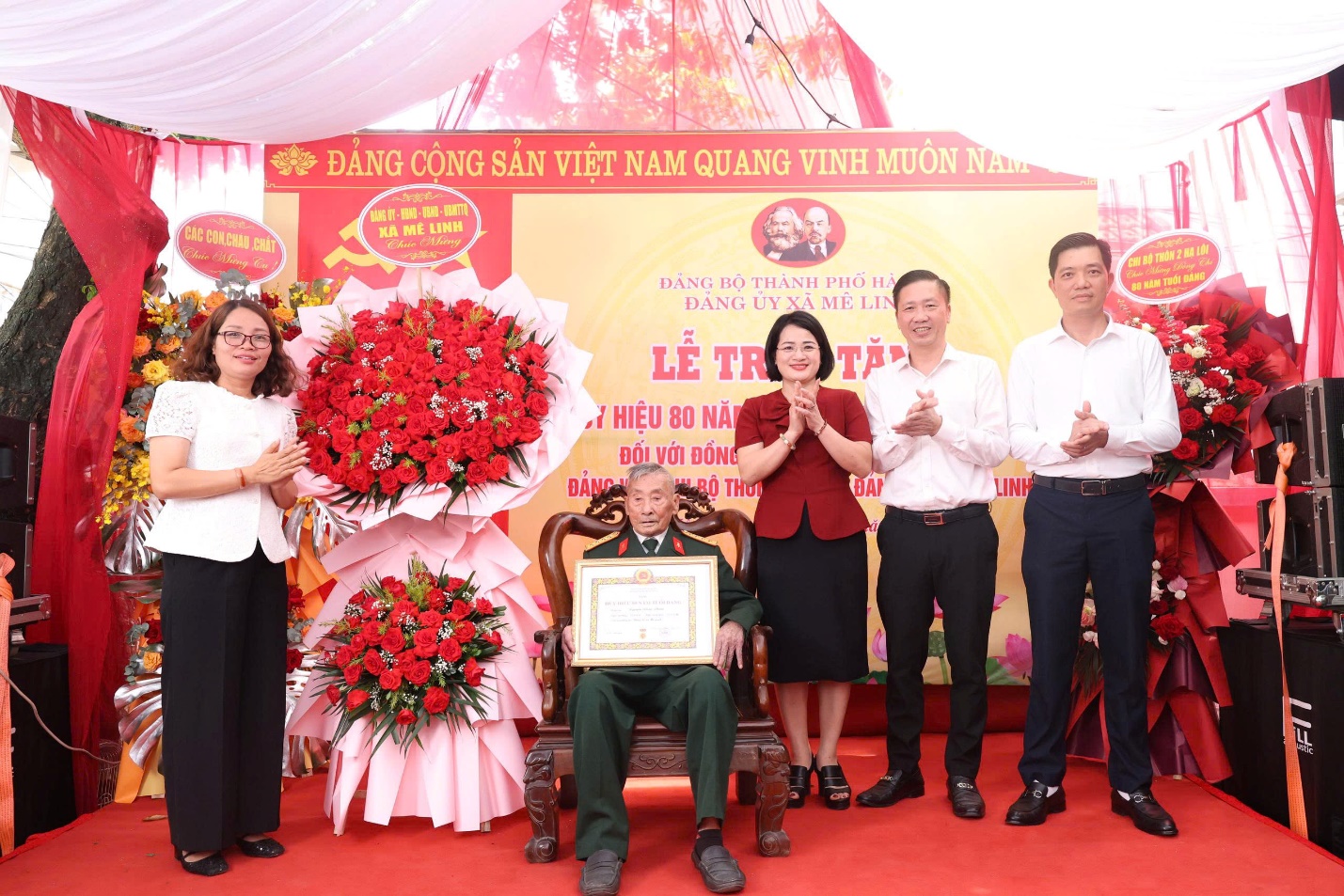 Đảng ủy xã Mê Linh trao tặng Huy hiệu 80 năm tuổi Đảng tại nhà riêng cho đảng viên Nguyễn Nhân Phẩm- Ảnh 3.