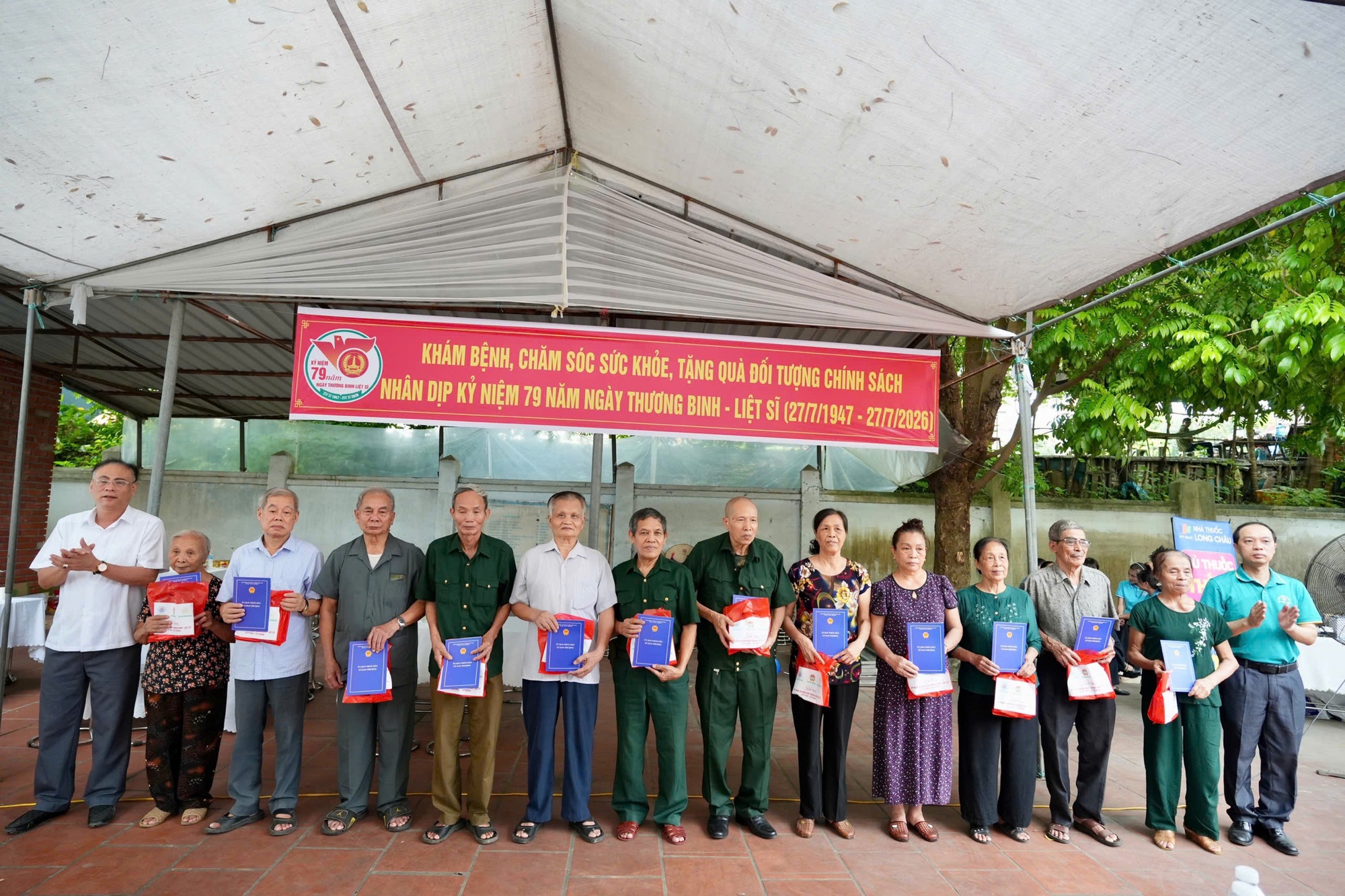 Xã Đan Phượng khám, tư vấn sức khỏe và tặng quà cho người có công với cách mạng.- Ảnh 1.
