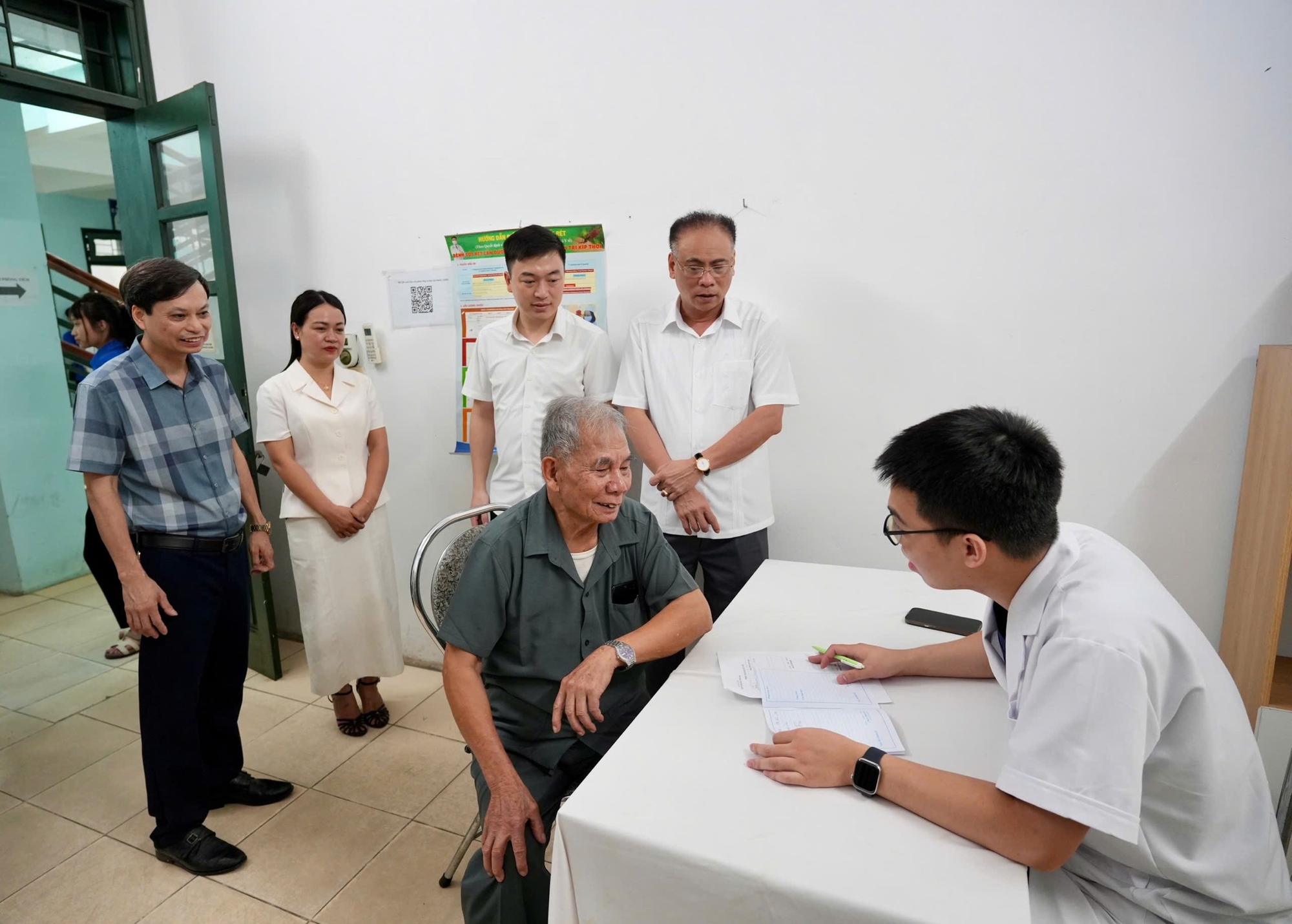 Xã Đan Phượng khám, tư vấn sức khỏe và tặng quà cho người có công với cách mạng.- Ảnh 2.