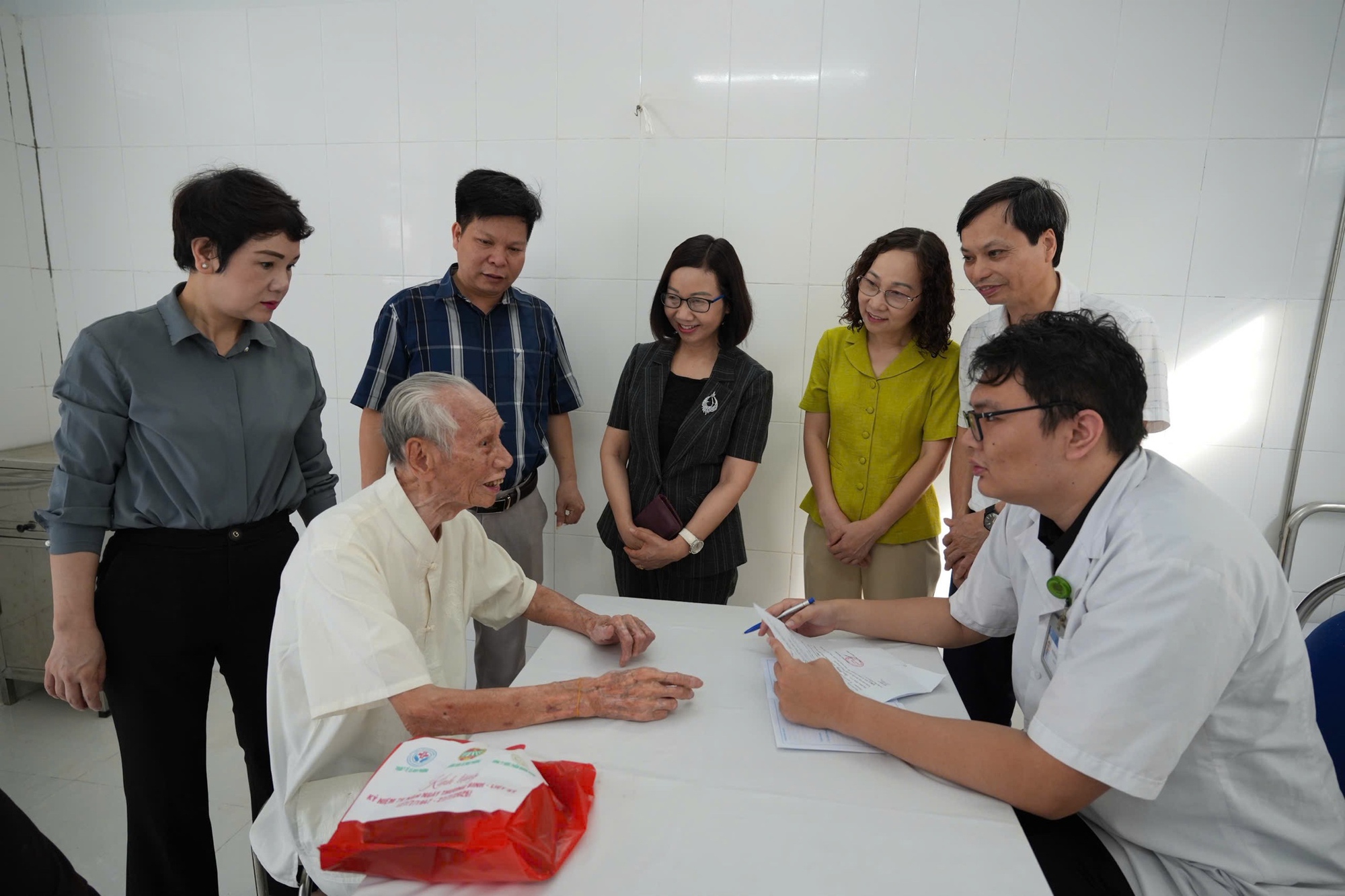 Xã Đan Phượng khám, tư vấn sức khỏe và tặng quà cho người có công với cách mạng.- Ảnh 3.