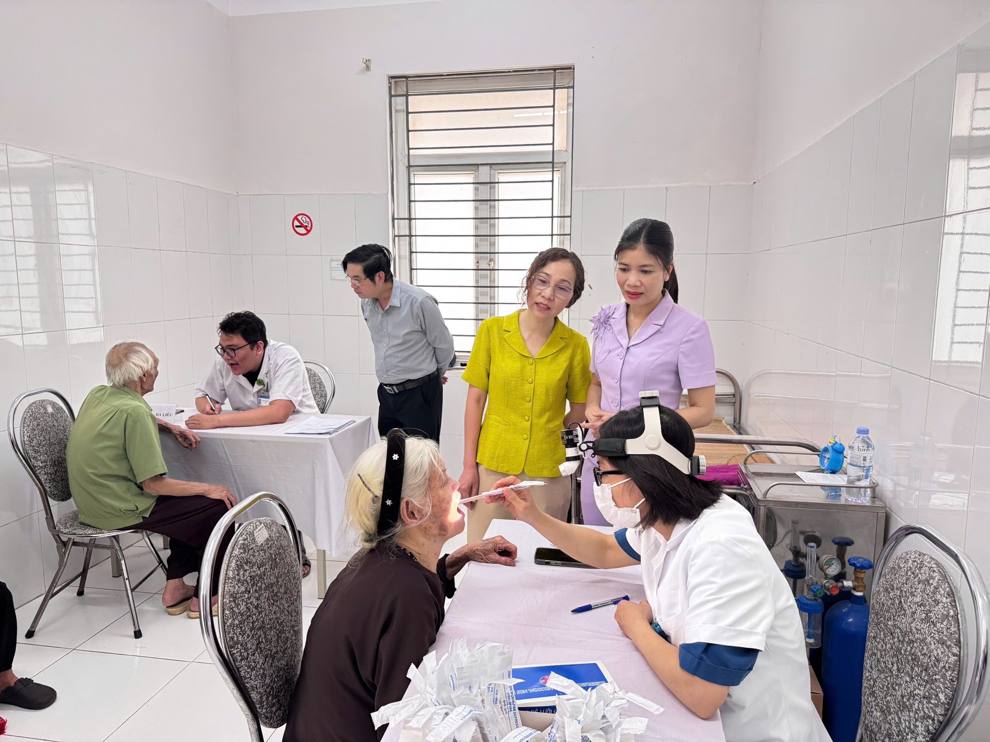 Xã Đan Phượng khám, tư vấn sức khỏe và tặng quà cho người có công với cách mạng.- Ảnh 4.