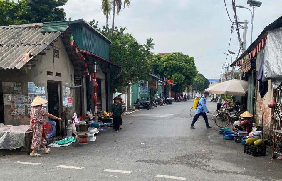 Xã Đan Phượng triển khai phun diệt ruồi và tổng vệ sinh, khử trùng, tiêu độc môi trường sau tiêm phòng đại trà đợt 1 năm 2026- Ảnh 1.