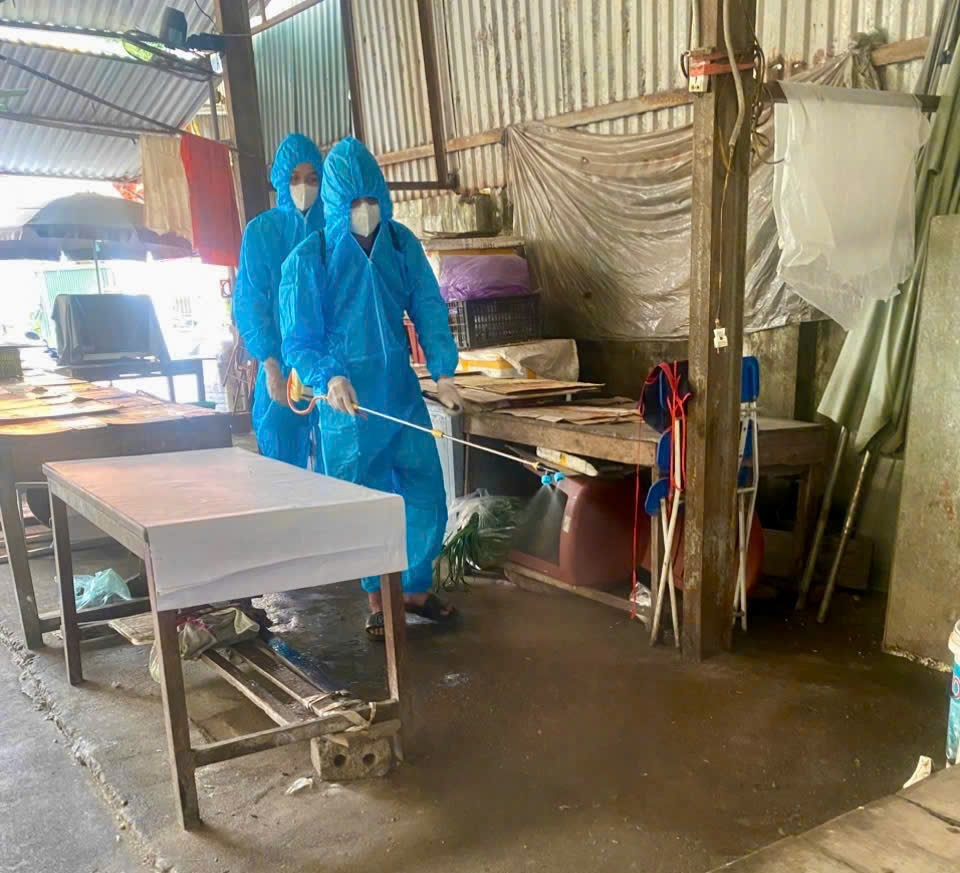 Xã Đan Phượng triển khai phun diệt ruồi và tổng vệ sinh, khử trùng, tiêu độc môi trường sau tiêm phòng đại trà đợt 1 năm 2026- Ảnh 2.