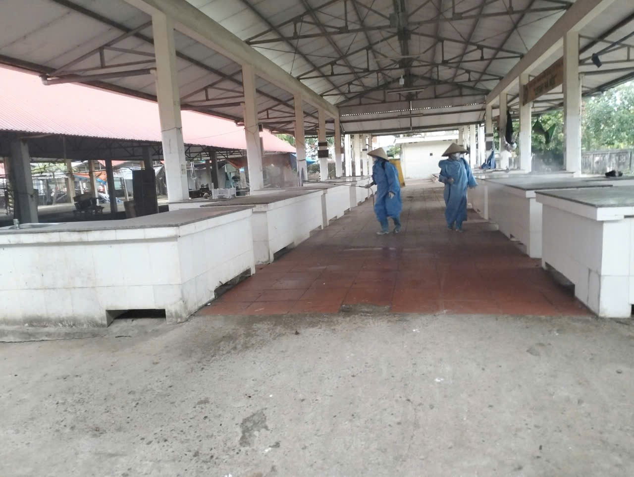 Xã Liên Minh ra quân triển khai phun diệt ruồi năm 2026 và vệ sinh khử trùng tiêu độc đợt sau tiêm phòng đại trà đợt 1/2026 trên địa bàn xã- Ảnh 1.