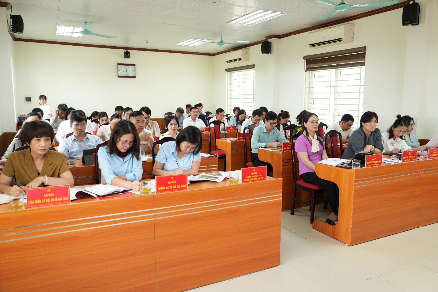 A group of people in a classroom  AI-generated content may be incorrect.
