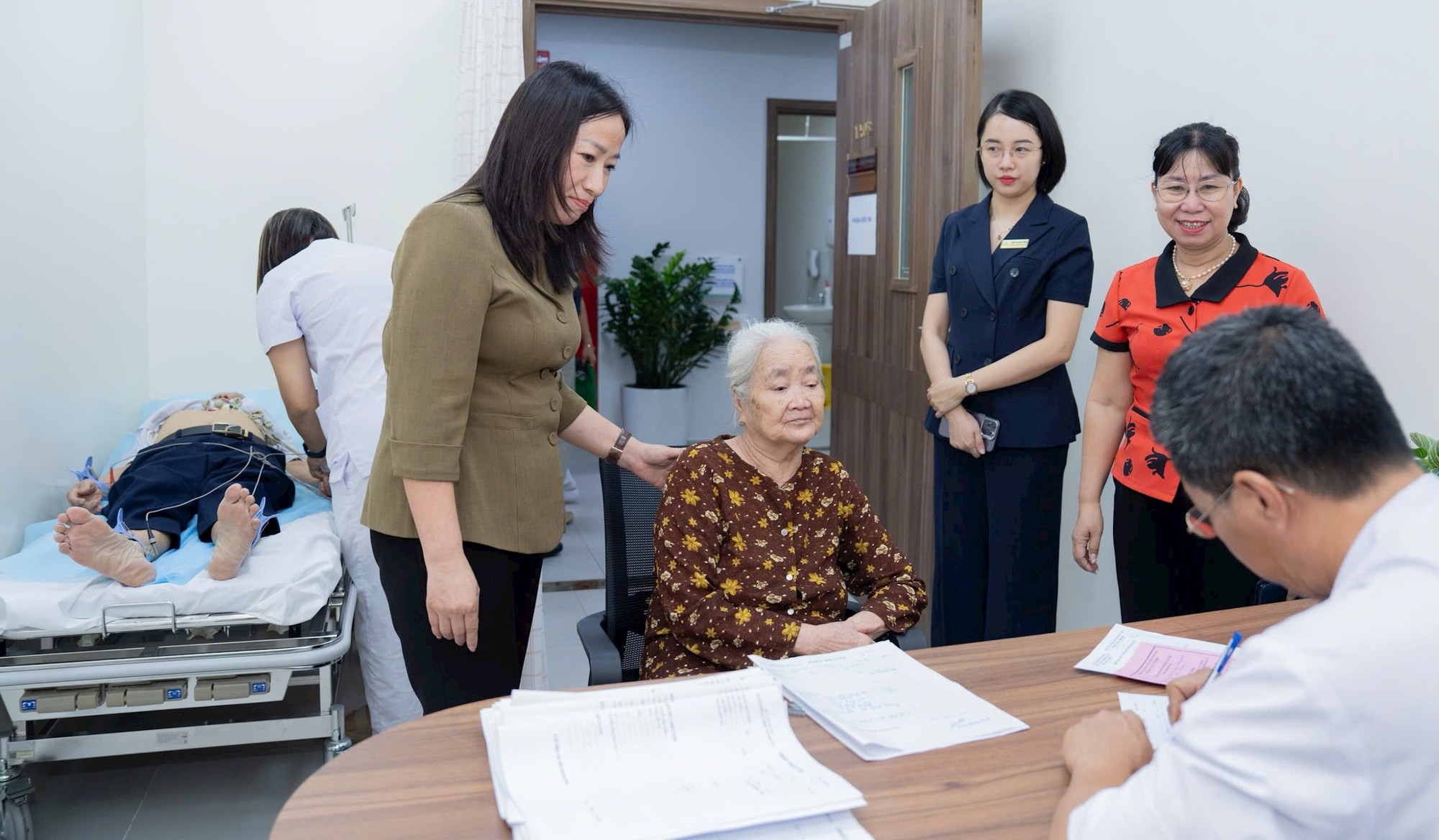 Phường Tây Mỗ khám, phát thuốc miễn phí cho người có công và thân nhân người có công- Ảnh 3.