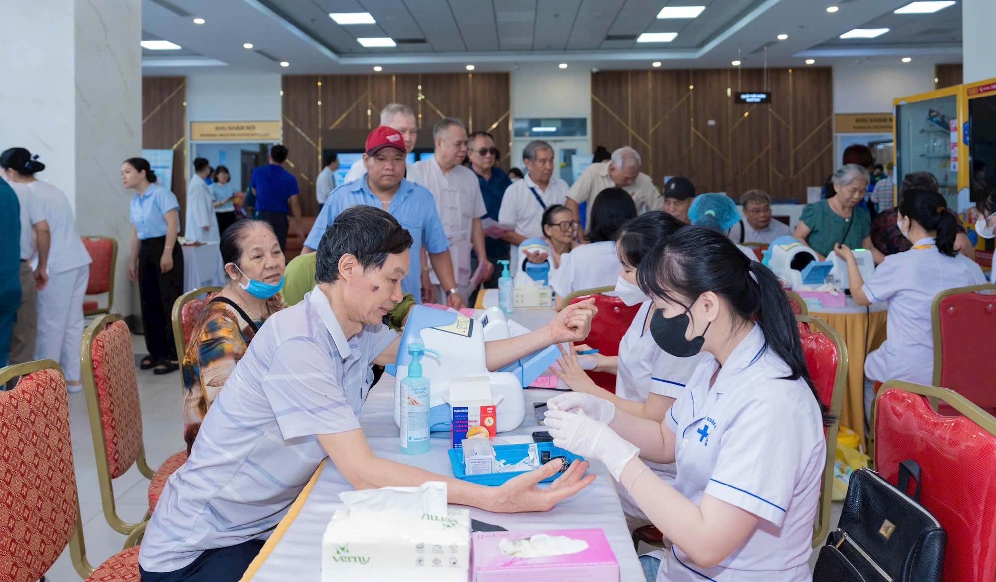 Phường Tây Mỗ khám, phát thuốc miễn phí cho người có công và thân nhân người có công- Ảnh 2.