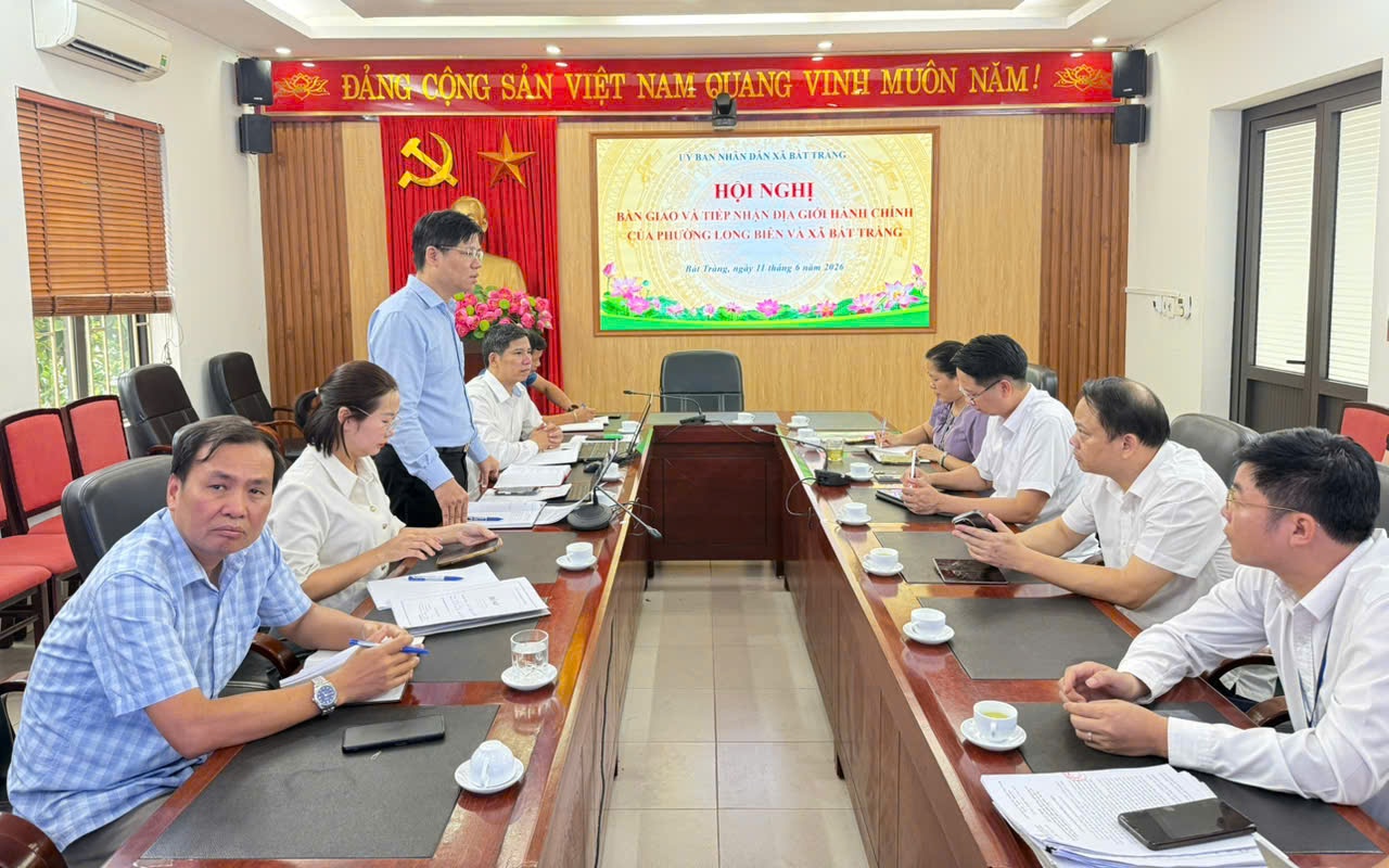 Phường Long Biên tổ chức Hội nghị ký bàn giao hồ sơ, tài liệu quản lý đất đai với xã Bát Tràng