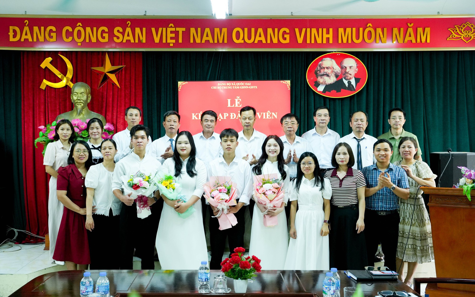 Trung tâm GDNN-GDTX Quốc Oai vinh dự có 4 em học sinh được đứng trong hàng ngũ của Đảng