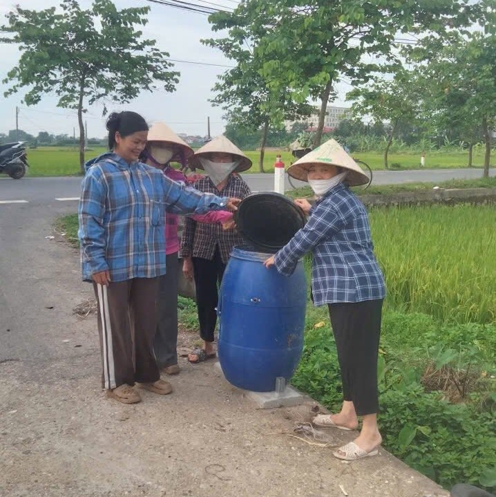 Xã Vật Lại trang bị thùng thu gom chai lọ, vỏ thuốc bảo vệ thực vật trên các cánh đồng- Ảnh 2.