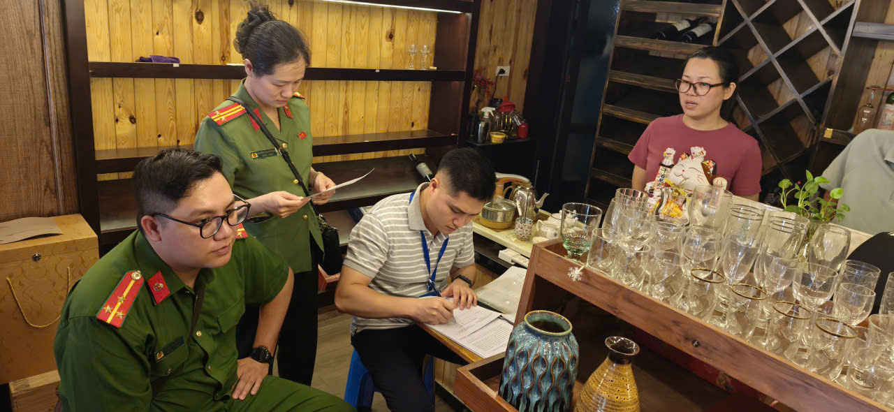 Phường Nghĩa Đô xử phạt 2 cơ sở vi phạm trong kinh doanh rượu, đồ uống có cồn- Ảnh 1.