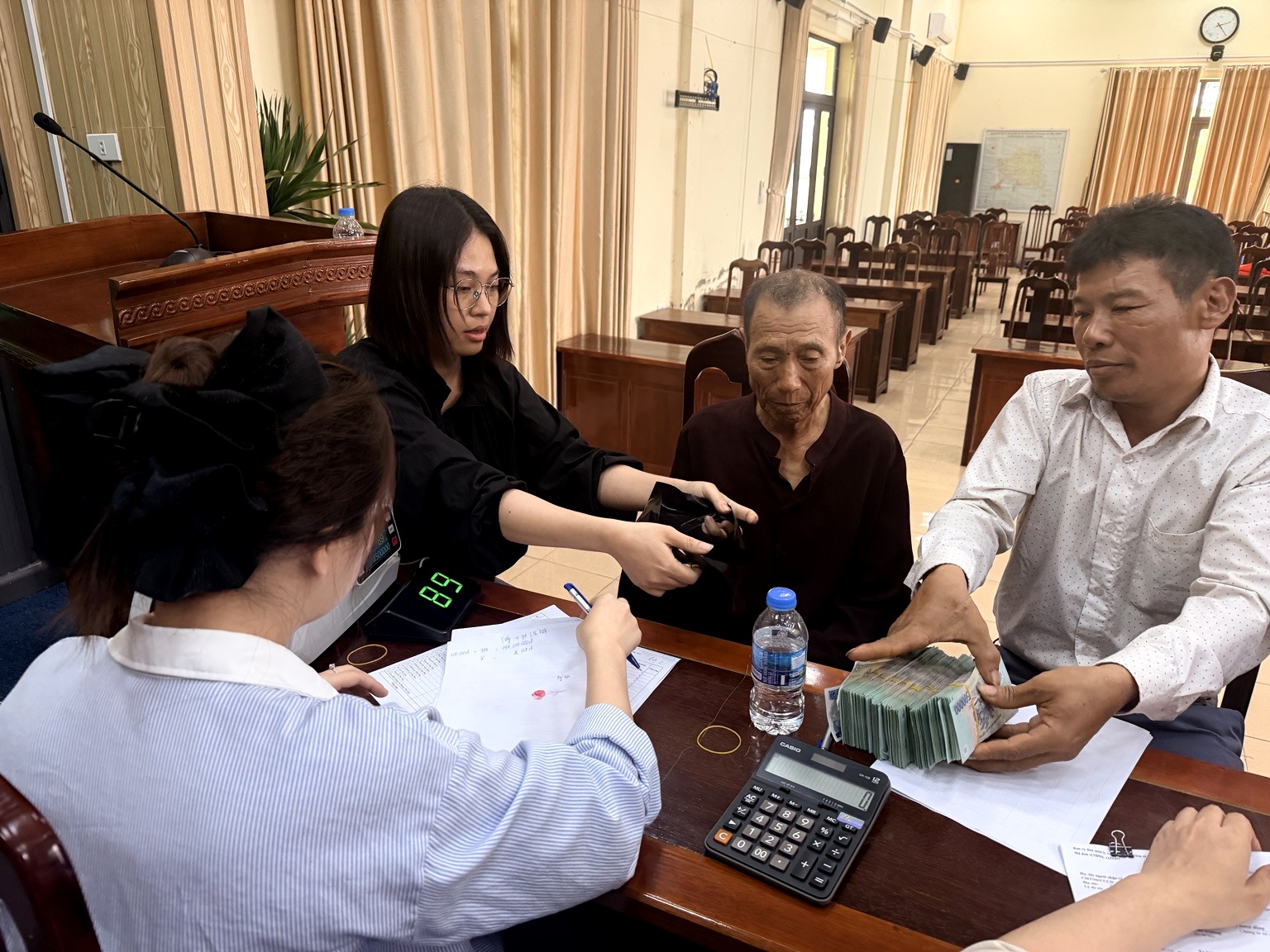 Xã Trần Phú chi trả hơn 2,1 tỷ đồng tiền bồi thường, hỗ trợ giải phóng mặt bằng cho 39 hộ dân- Ảnh 1.