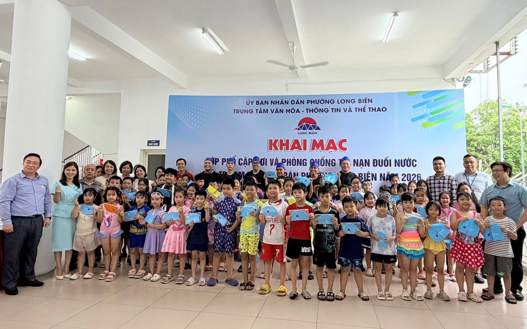 Phường Long Biên khai mạc lớp phổ cập bơi và phòng chống tai nạn đuối nước cho học sinh năm 2026