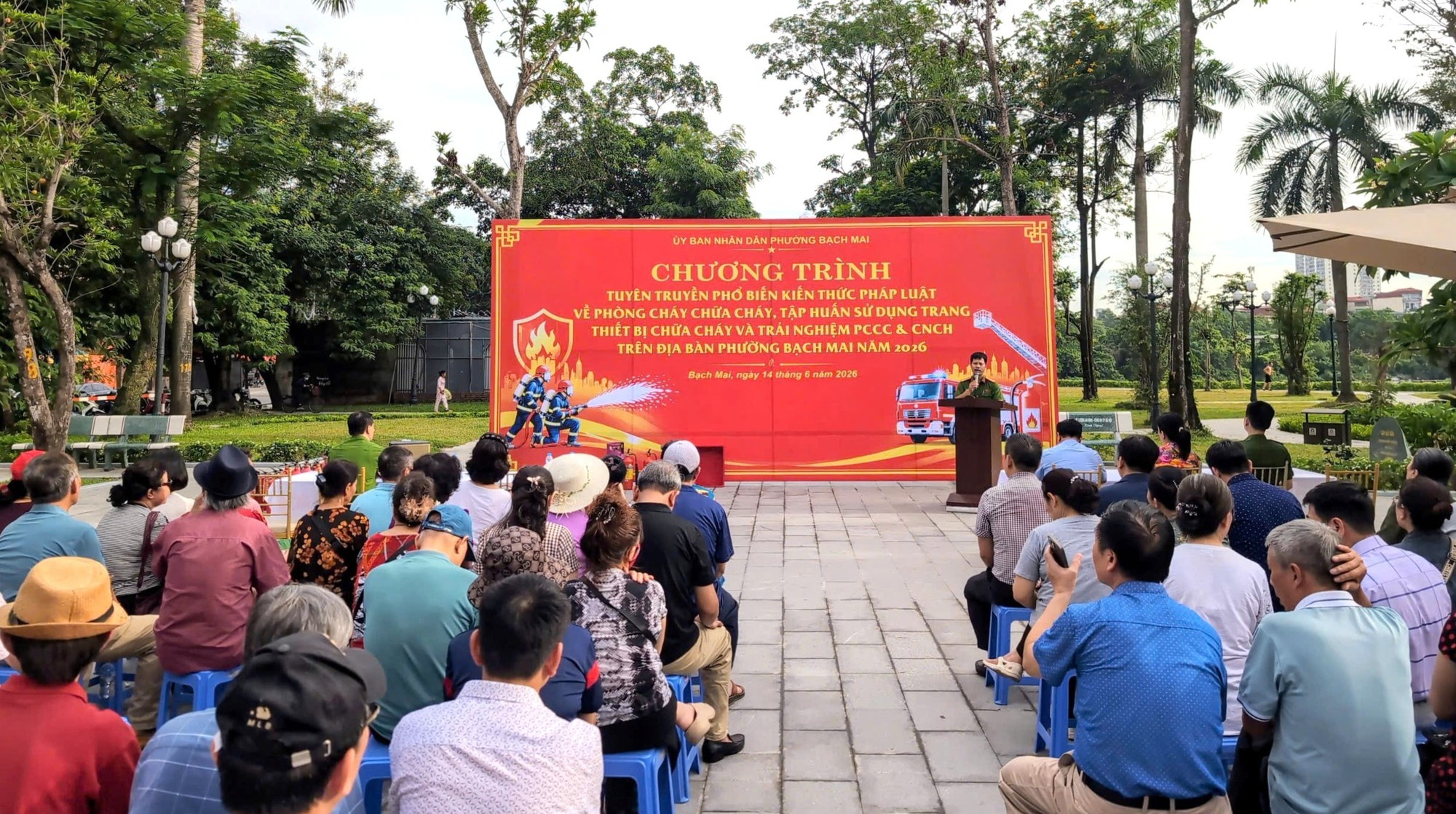 Gần 150 người tham gia trải nghiệm kỹ năng PCCC tại Bạch Mai- Ảnh 1.