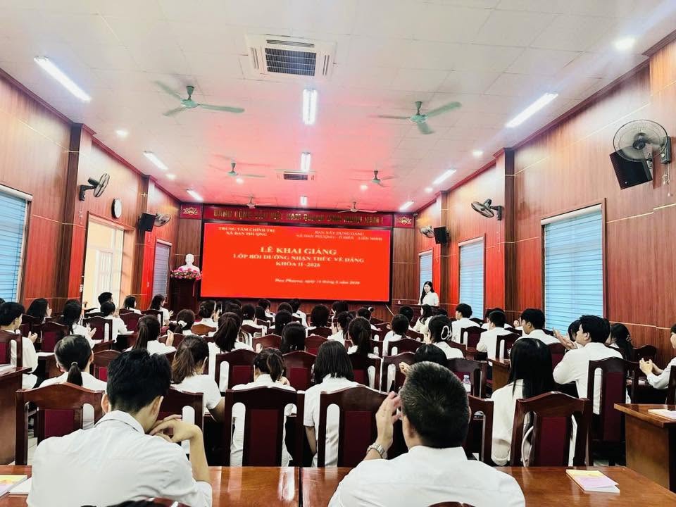 19 quần chúng ưu tú xã Liên Minh tham gia lớp bồi dưỡng nhận thức về đảng khóa II năm 2026- Ảnh 1.