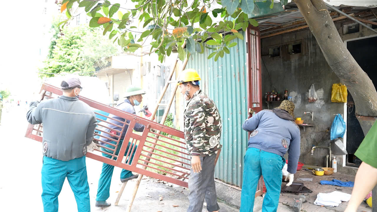 Hoài Đức ra quân giải tỏa vi phạm hành lang giao thông trên Quốc lộ 32, Tỉnh lộ 422 và khu đất dịch vụ Ba Gò- Ảnh 1.