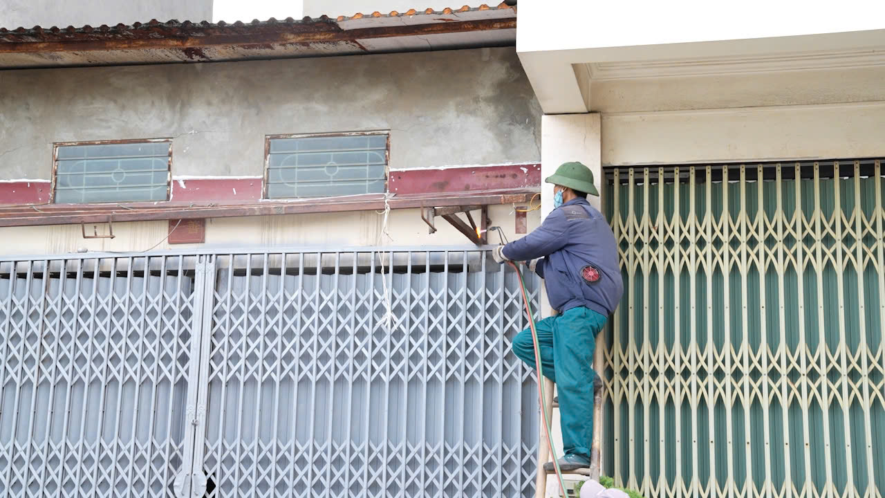 Hoài Đức ra quân giải tỏa vi phạm hành lang giao thông trên Quốc lộ 32, Tỉnh lộ 422 và khu đất dịch vụ Ba Gò- Ảnh 3.