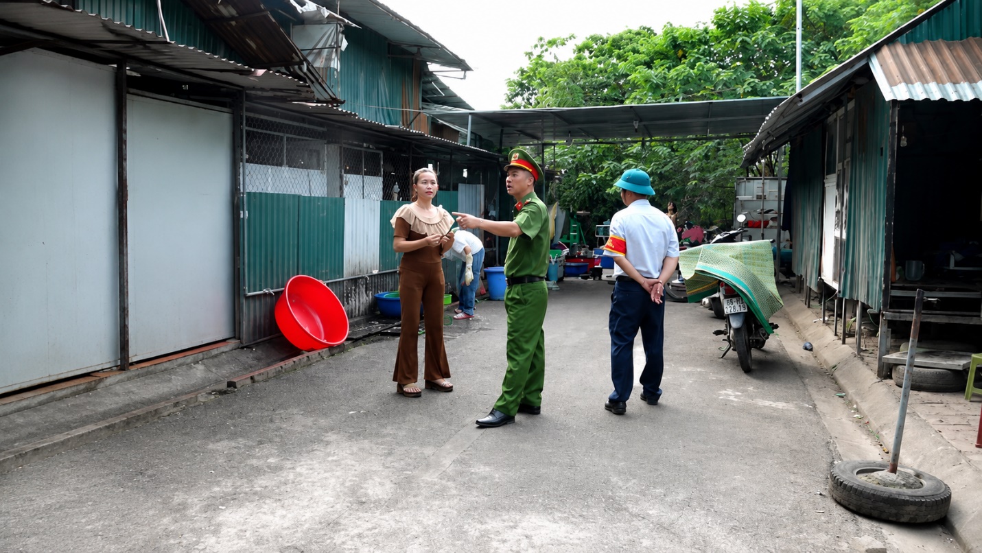 Hoài Đức ra quân giải tỏa vi phạm hành lang giao thông trên Quốc lộ 32, Tỉnh lộ 422 và khu đất dịch vụ Ba Gò- Ảnh 5.