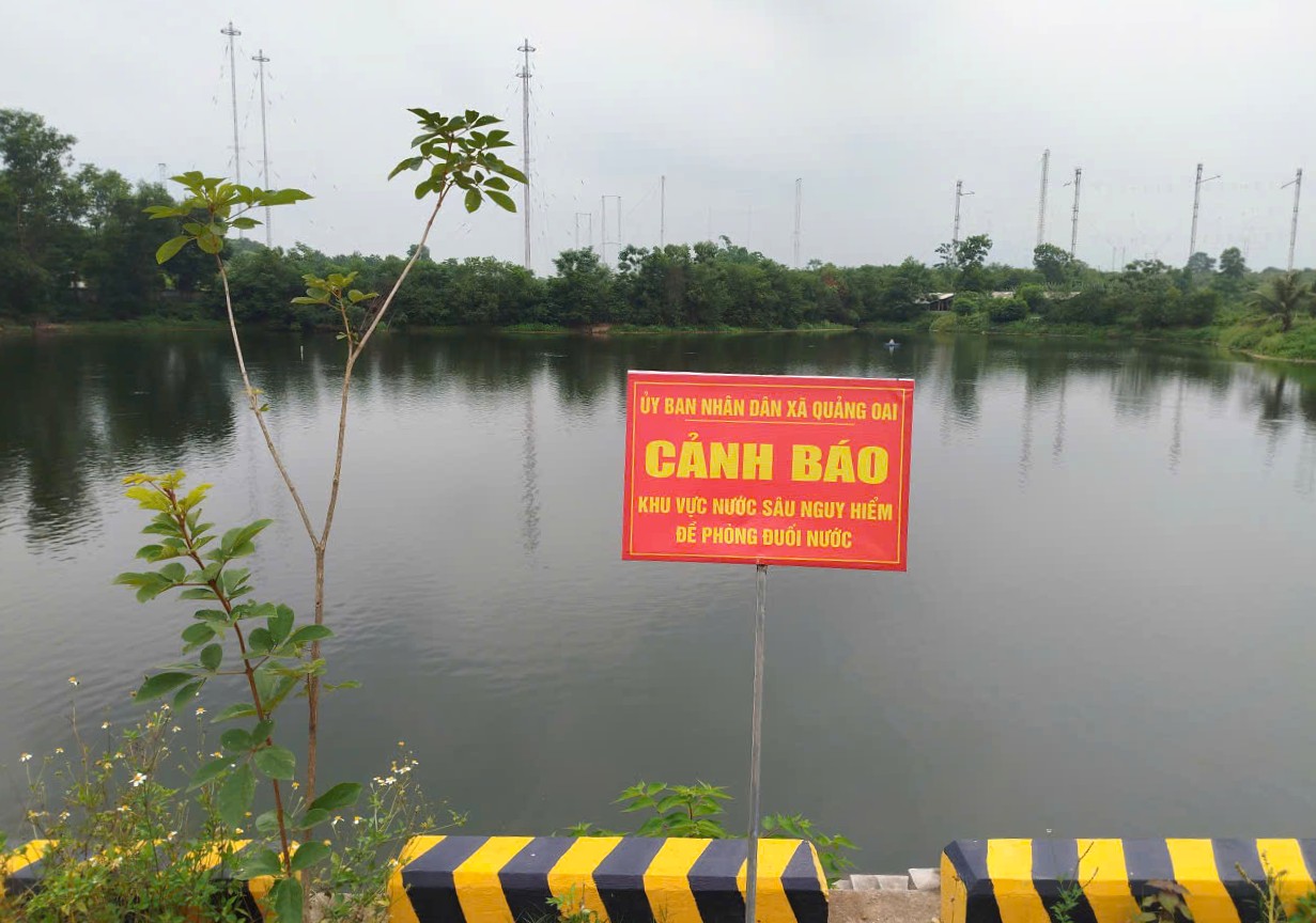Xã Quảng Oai tăng cường cắm biển cảnh báo đuối nước, chủ động phòng ngừa tai nạn thương tích cho trẻ em- Ảnh 1.