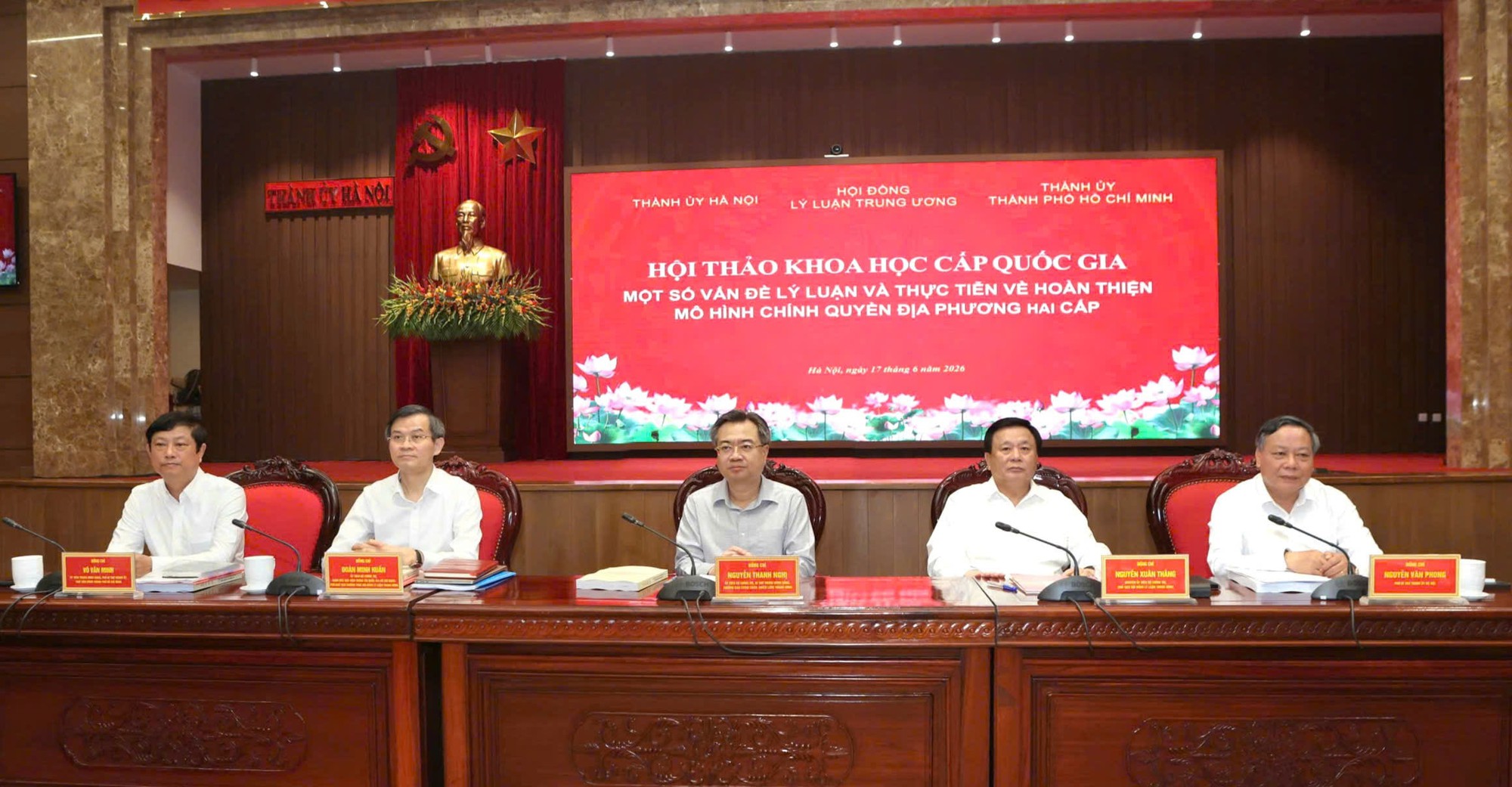 Các đồng chí lãnh đạo Trung ương, thành phố Hà Nội và thành phố Hồ Chí Minh chủ trì hội thảo. Ảnh: Thanh Hải