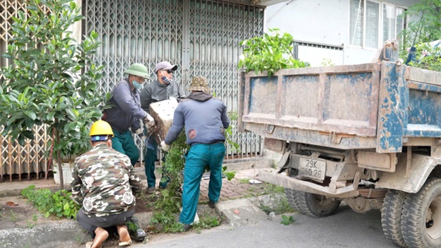 Hoài Đức ra quân giải tỏa vi phạm hành lang giao thông trên Quốc lộ 32, Tỉnh lộ 422 và khu đất dịch vụ Ba Gò- Ảnh 2.