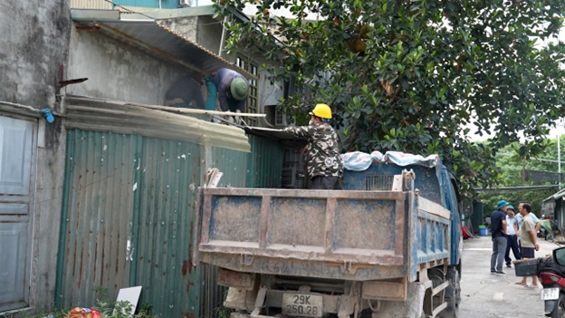 Hoài Đức ra quân giải tỏa vi phạm hành lang giao thông trên Quốc lộ 32, Tỉnh lộ 422 và khu đất dịch vụ Ba Gò- Ảnh 4.