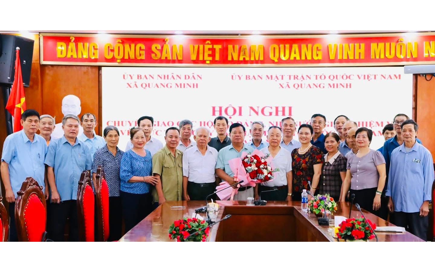 XÃ QUANG MINH CHUYỂN GIAO HỘI NGƯỜI CAO TUỔI VÀ HỘI CHỮ THẬP ĐỎ VỀ ỦY BAN MTTQ XÃ