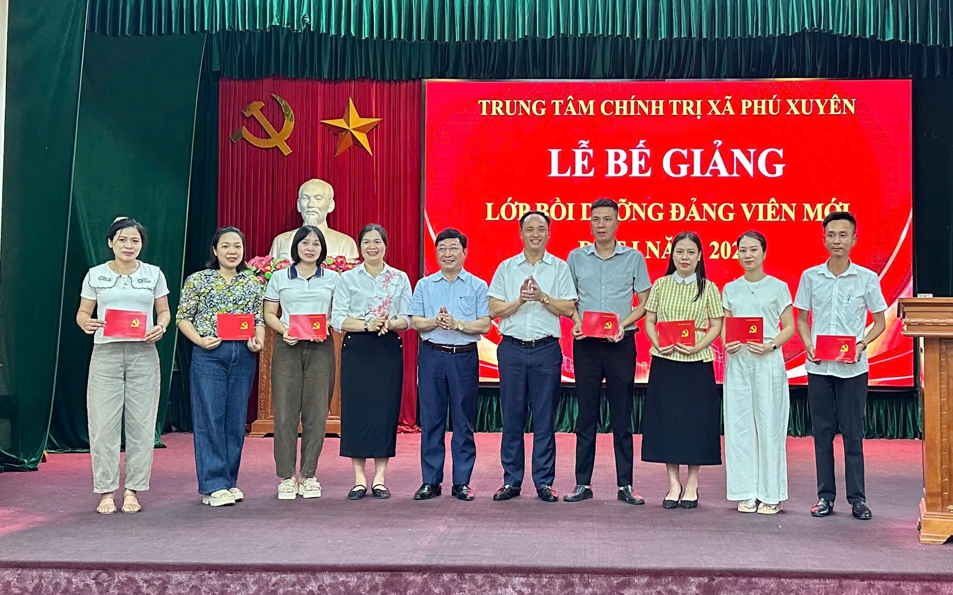 Bế giảng lớp bồi dưỡng lý luận chính trị cho đảng viên mới kết nạp đợt I năm 2026